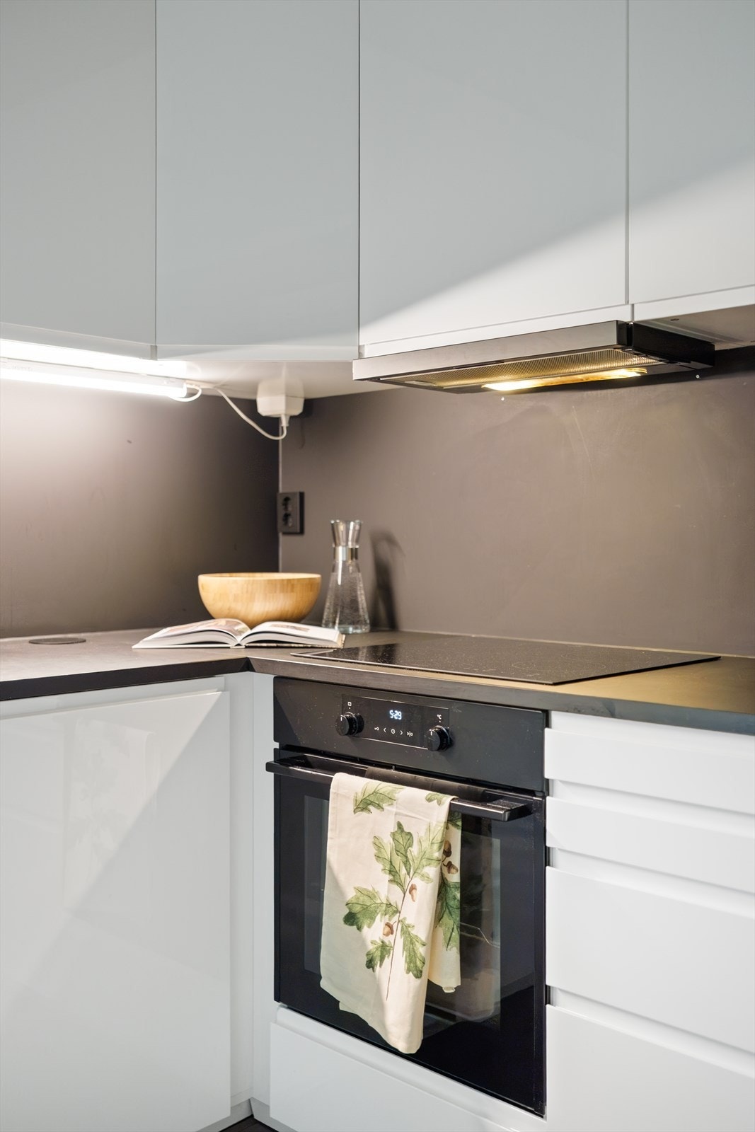 Integrert platetopp og stekeovn. Avtrekk over kokeplass. Galleribilde