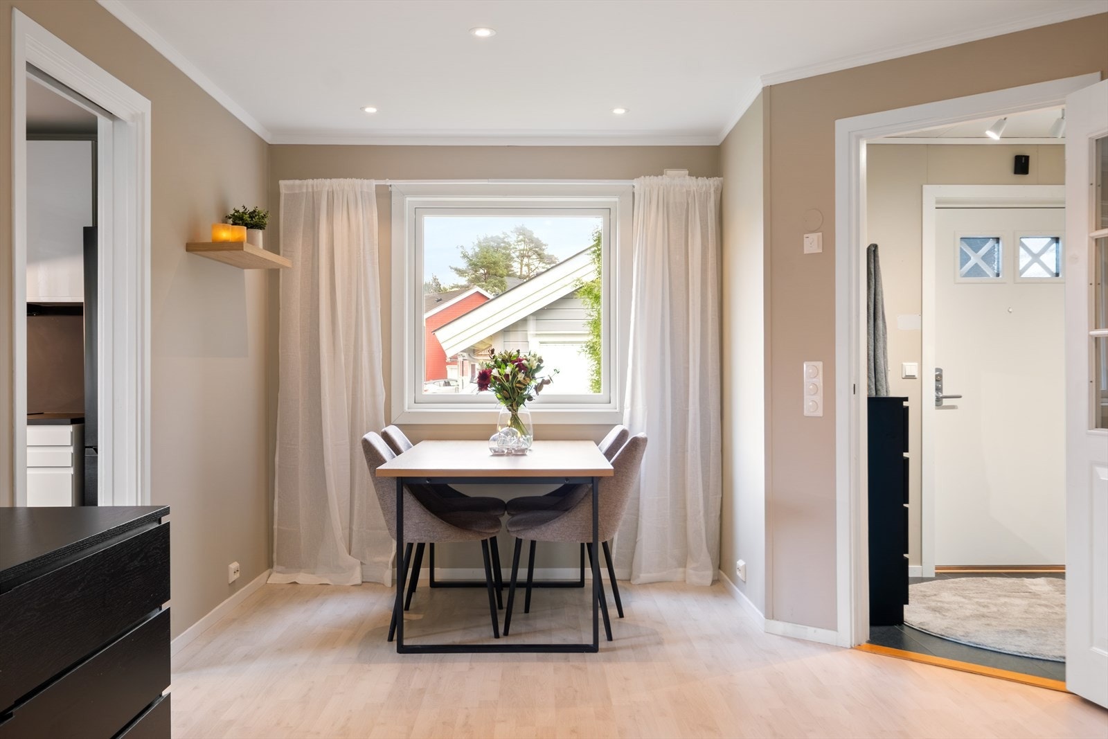 God plass til spisebord, perfekt for sosiale sammenkomster. Galleribilde