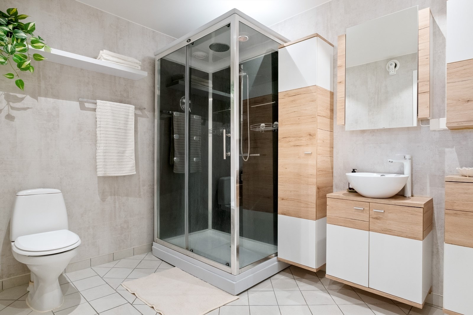 Flislagt baderom med varme i gulvet. Galleribilde