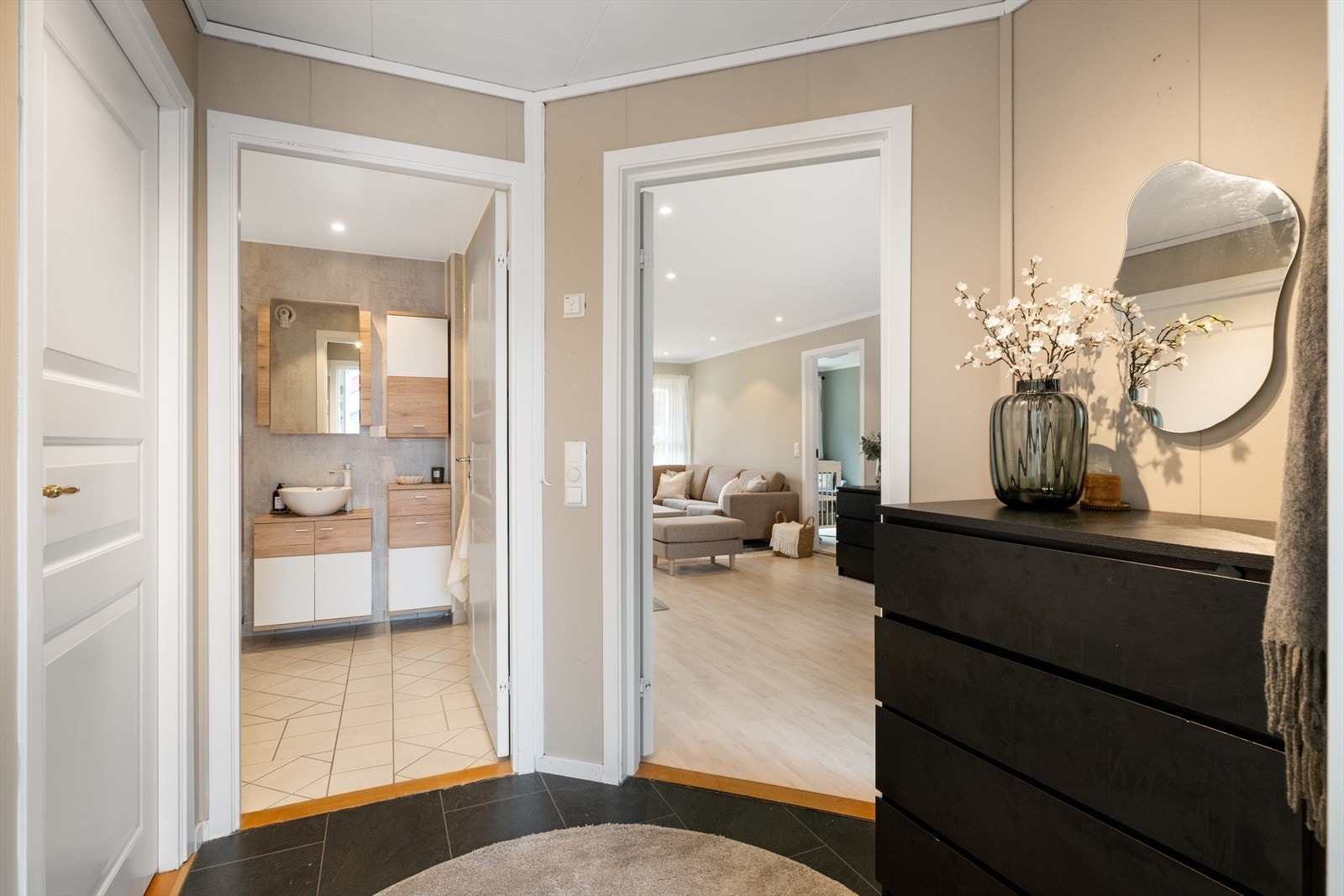 Lys og innbydende entré som gir et godt førsteinntrykk av leiligheten. God plass til sko og yttertøy. Galleribilde