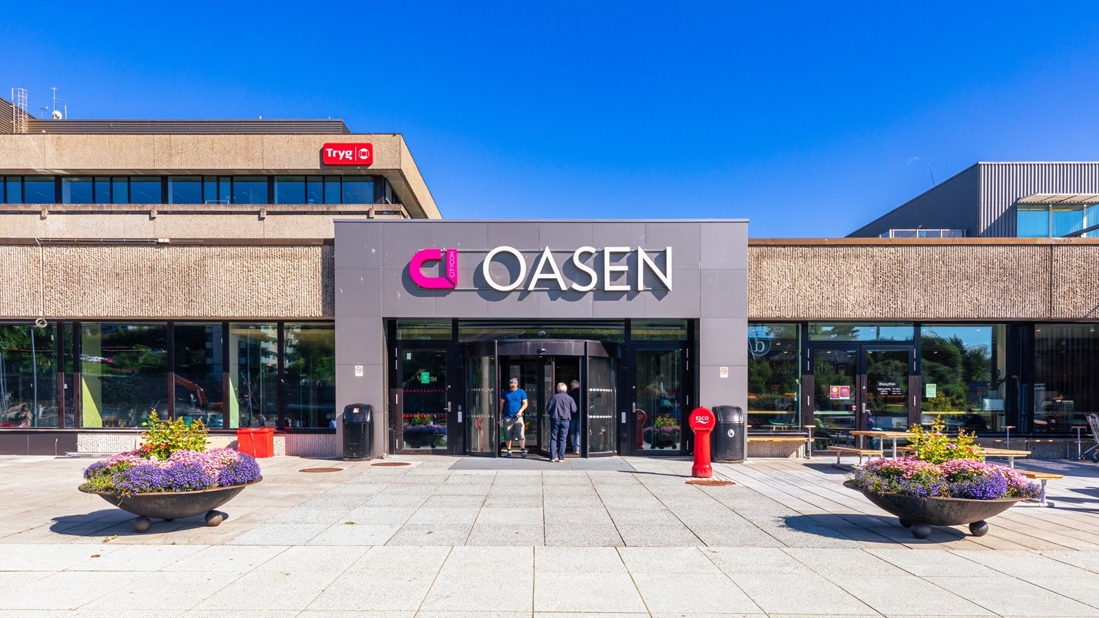 Oasen senter ligger innenfor gangavstand, og er et sentralt knutepunkt for offentlig transport med hyppige avganger til Bergen sentrum. Galleribilde