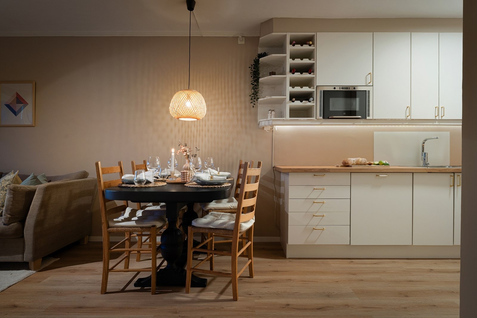 Åpen og sosial stue/kjøkkenløsning på 27,1 m², perfekt for samvær og hyggelige måltider. Galleribilde