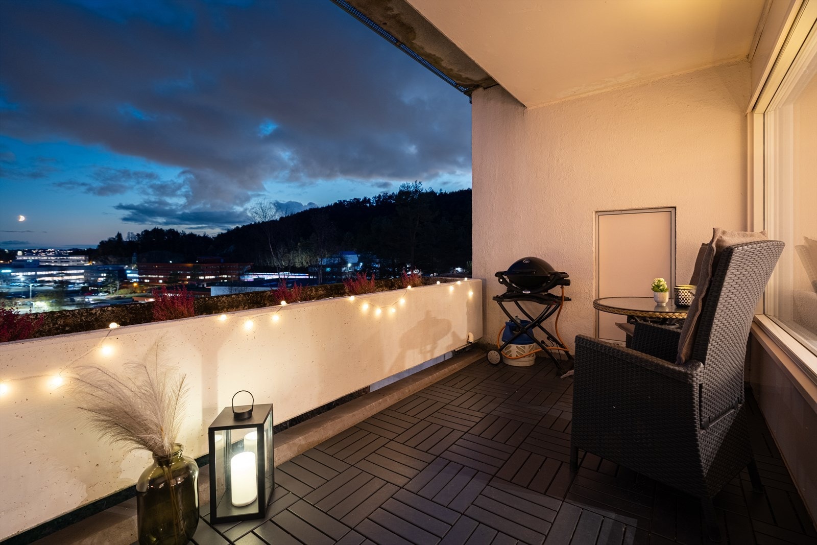 Balkongen måler hele 14m², hvor det også er tillatt med grill, noe som gjør den perfekt for hyggelige sammenkomster og sommermåltider ute. Galleribilde