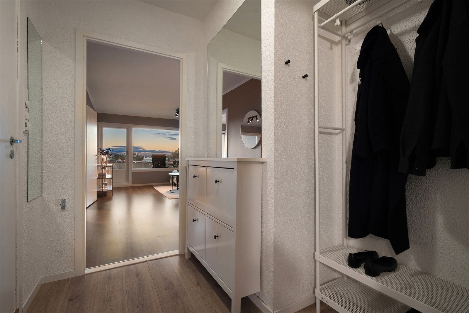 I leiligheten blir man møtt av en trivelig entré på ca. 3,4m², hvor en har god plass til oppbevaring av yttertøy og sko. Galleribilde
