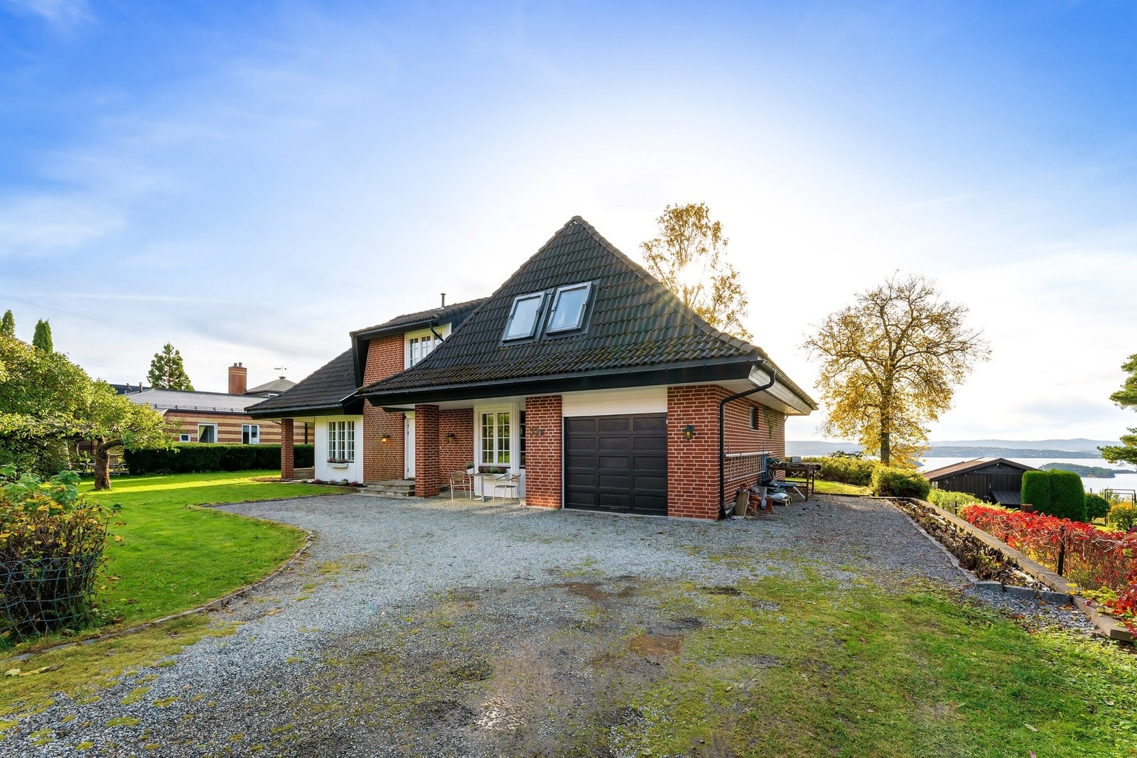 Parkering i garasje innlemmet i boligen og på egen gårdsplass