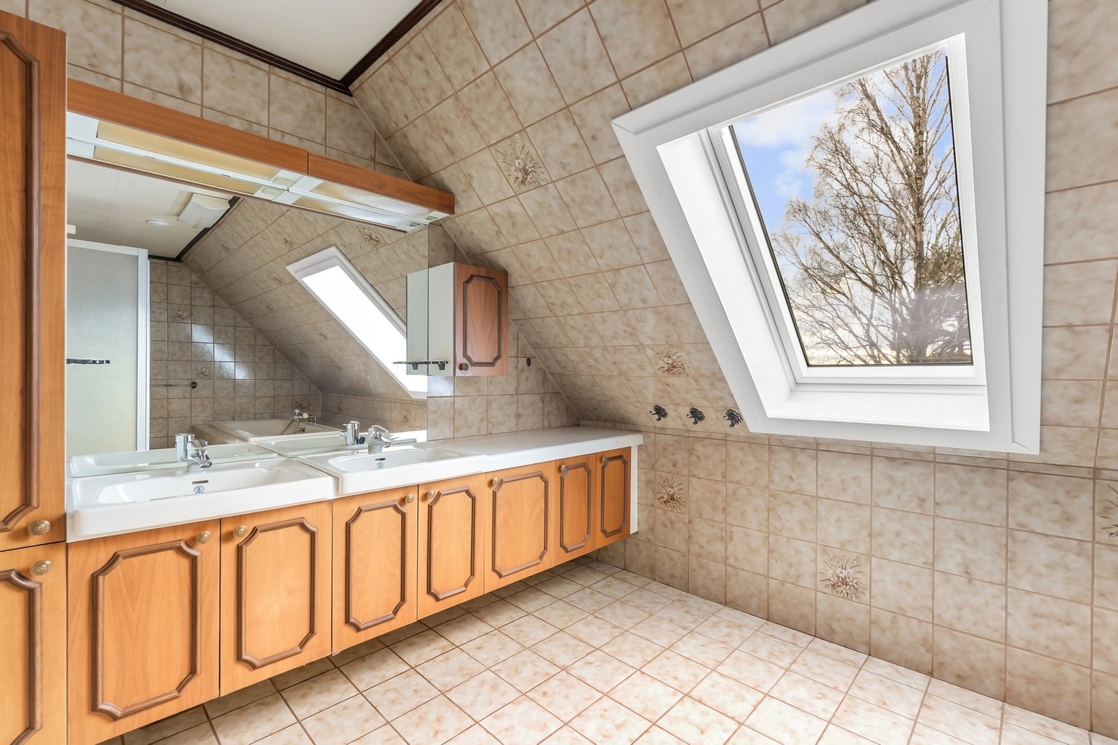 Flislagt baderom i 2. etasje fra byggeår