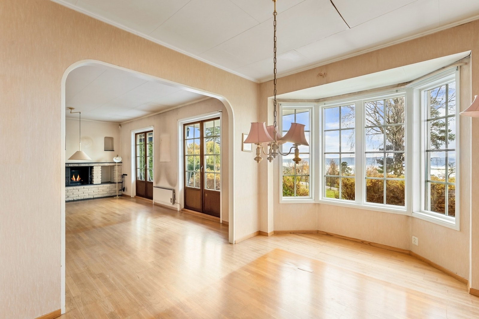 Stuen har ulike soner med flere møbleringsmuligheter