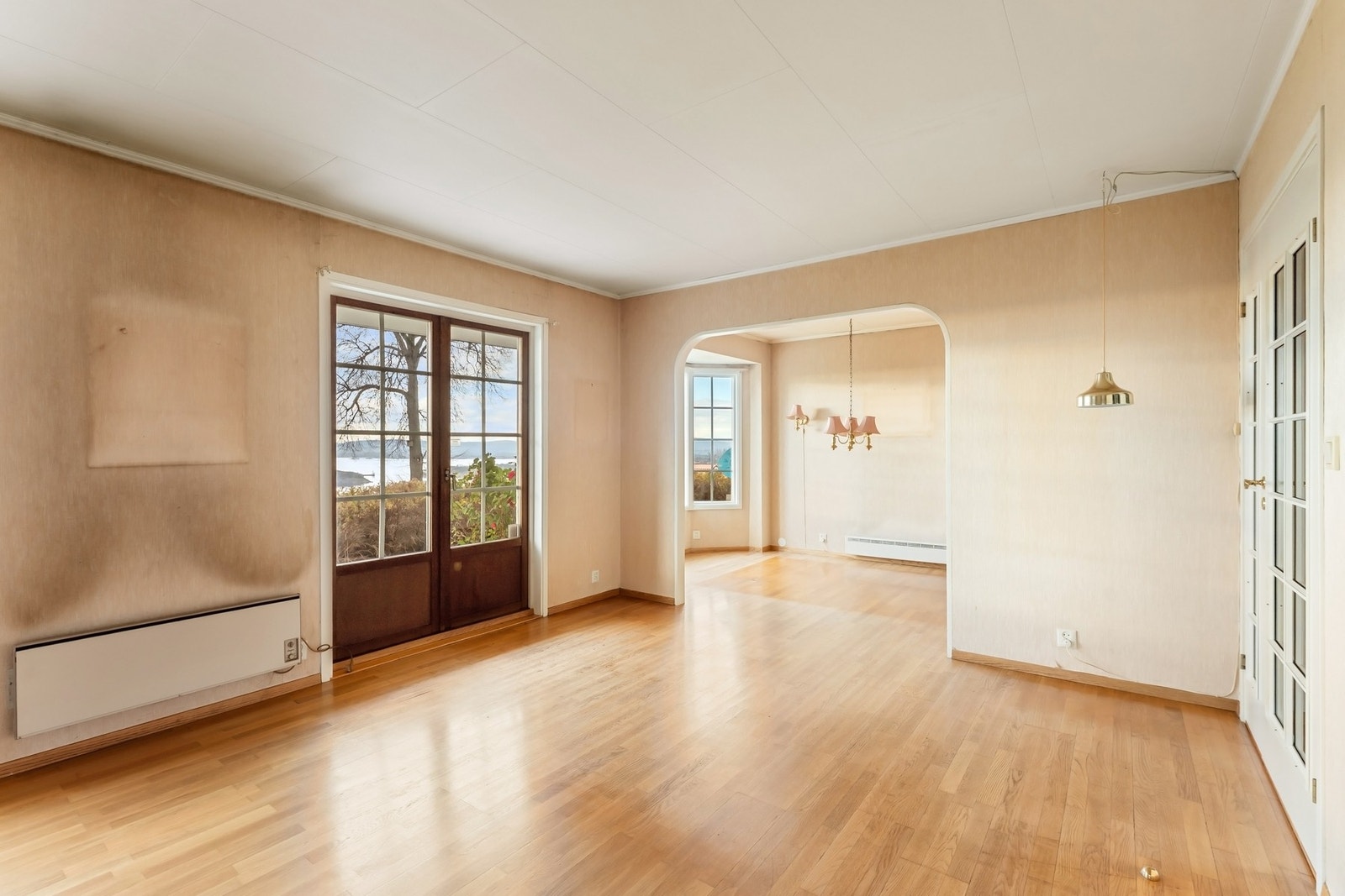 Fra stuen er det utgang til terrasse og hage