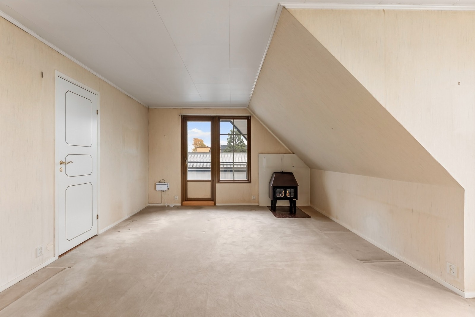 I stuen i 2. etasje er det også satt inn peis