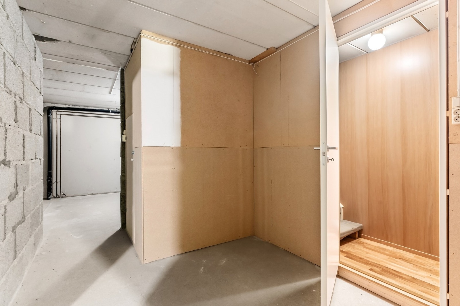 Kjelleretasje med takhøyde på ca 2,39-2,42 meter