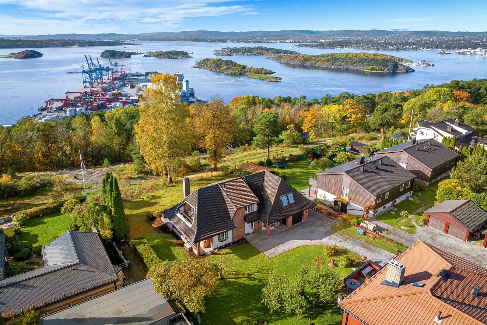 Jomfrubråtveien er en blindvei uten gjennomgangstrafikk - Boligen ligger også i andre rekke fra veien