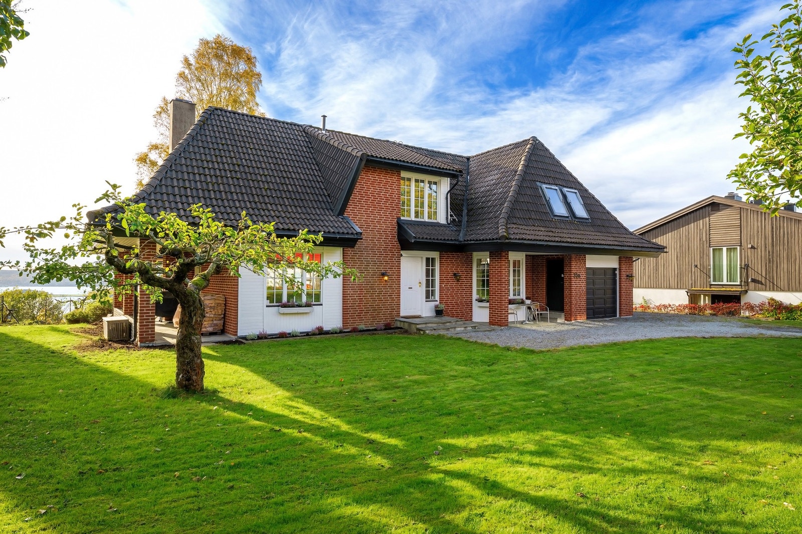 Det er ikke satt opp skille til naboeiendom ved inngangssiden