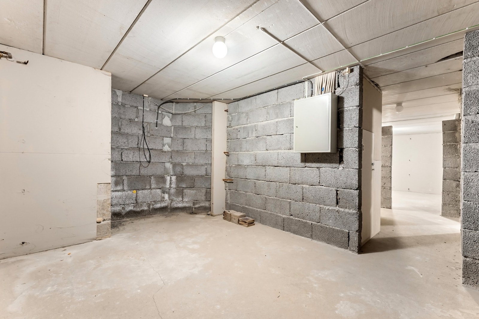 Kjelleren er uinnredet og fremstår med stort potensial