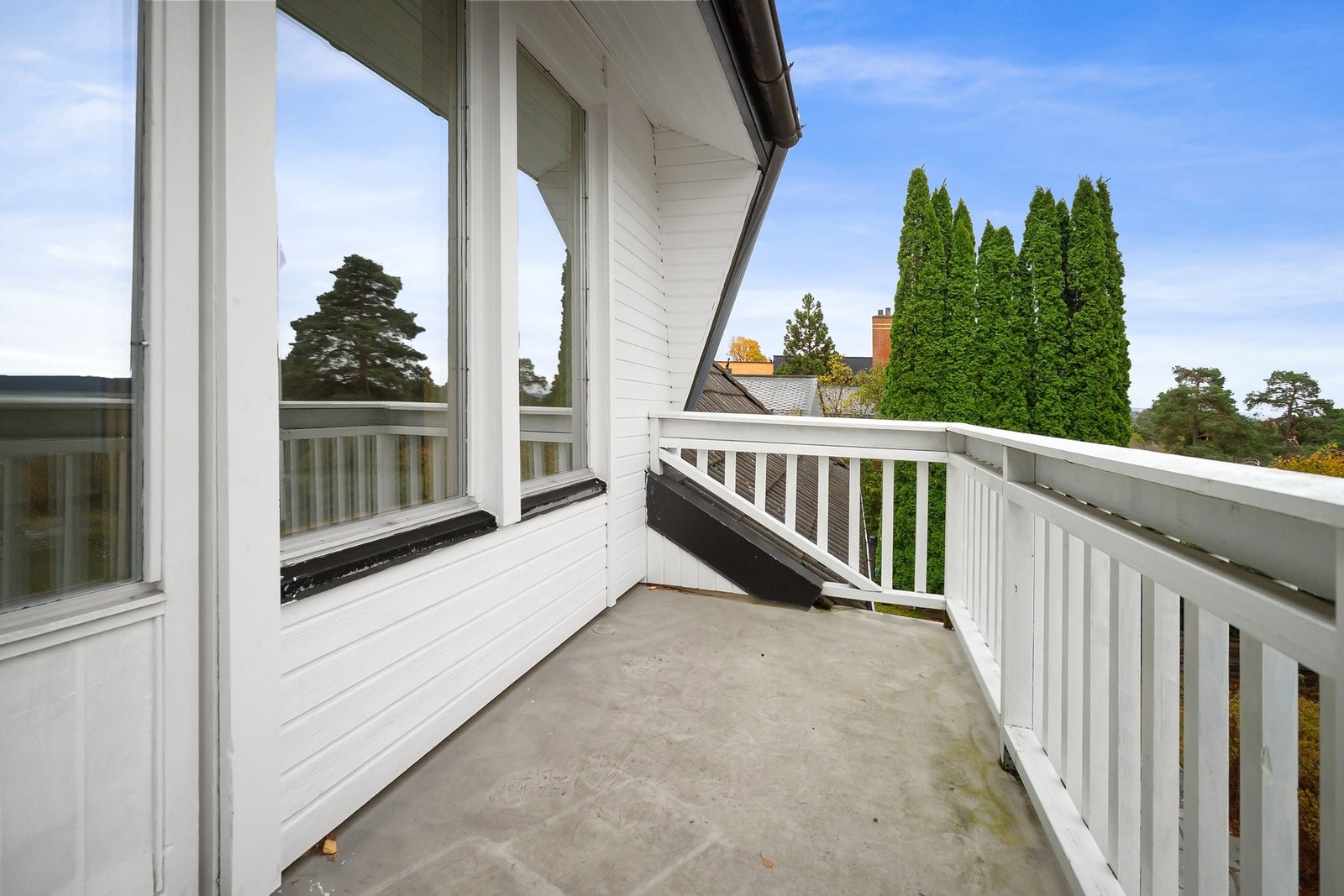 Balkong med morgen- og formiddagssol