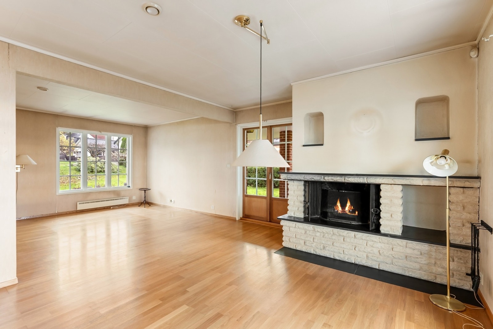 Innholdsrik planløsning med romslige rom og store vindusflater