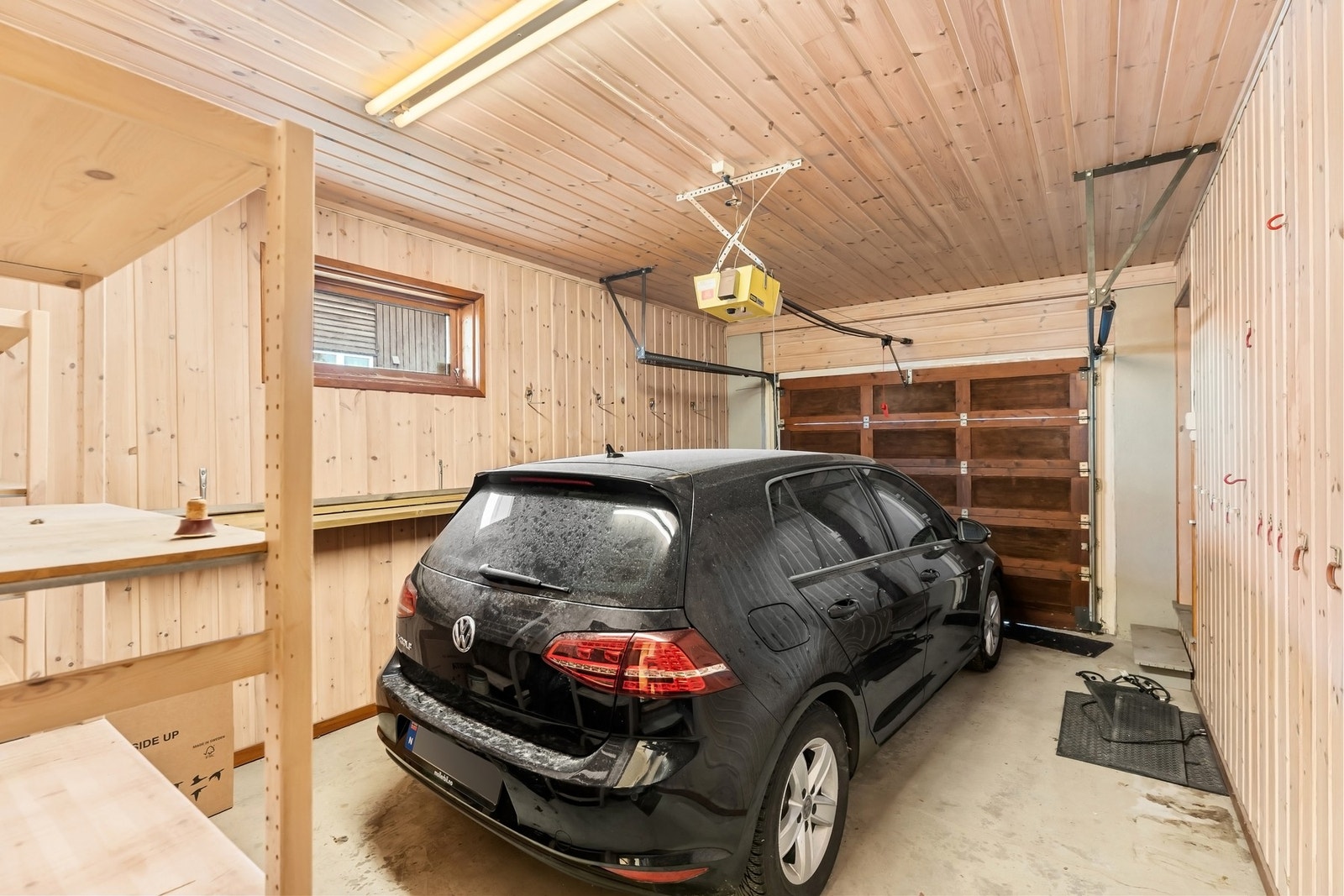 Garasje i 1. etasje med direkte adkomst til boligen