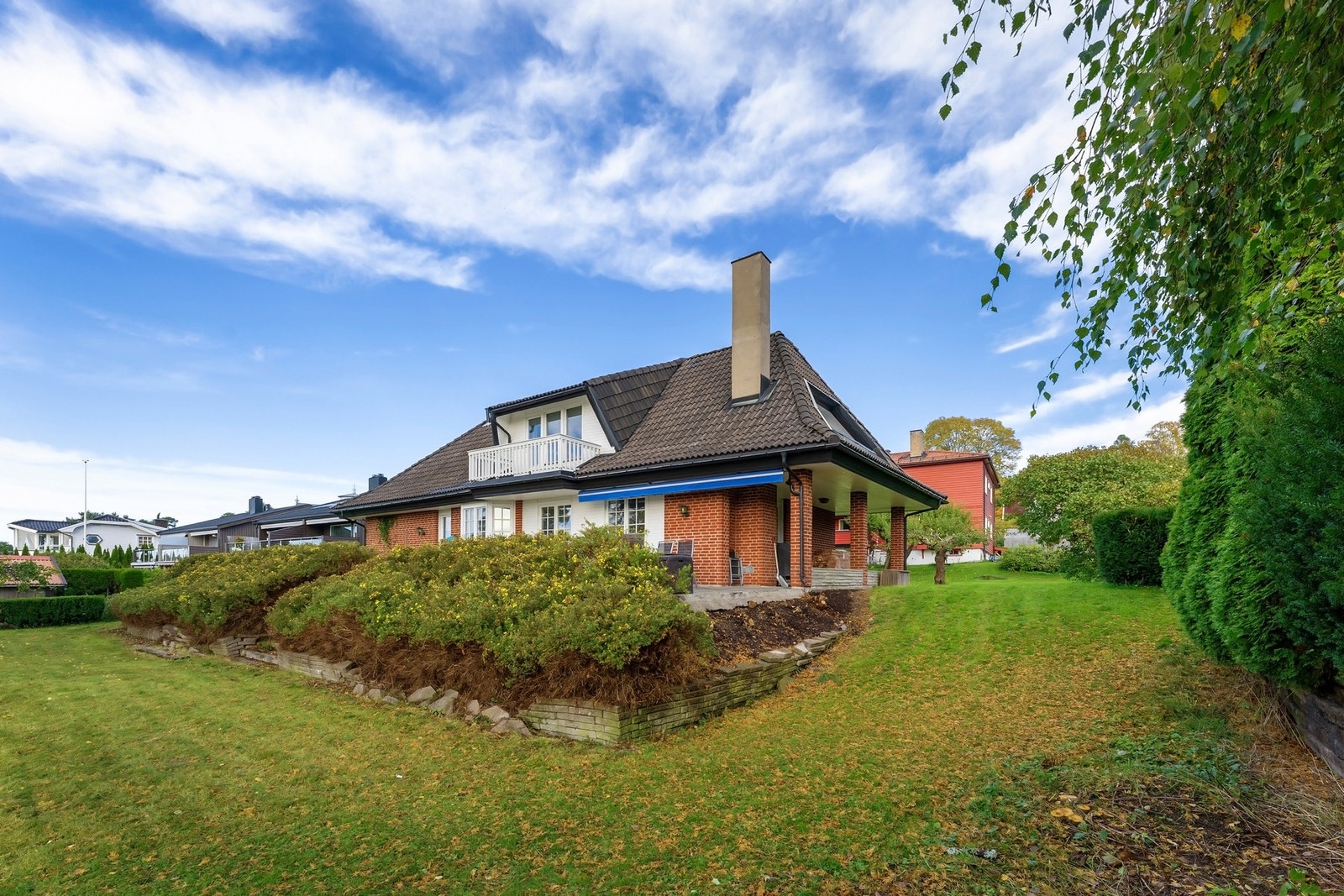 Tomten er inndelt i to nivåer og den nedre delen grenser ut mot friområde med tursti