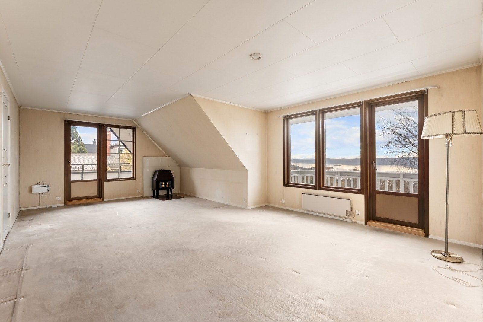 I 2. etasje er det også stor stue med vidstrakt fjordutsikt