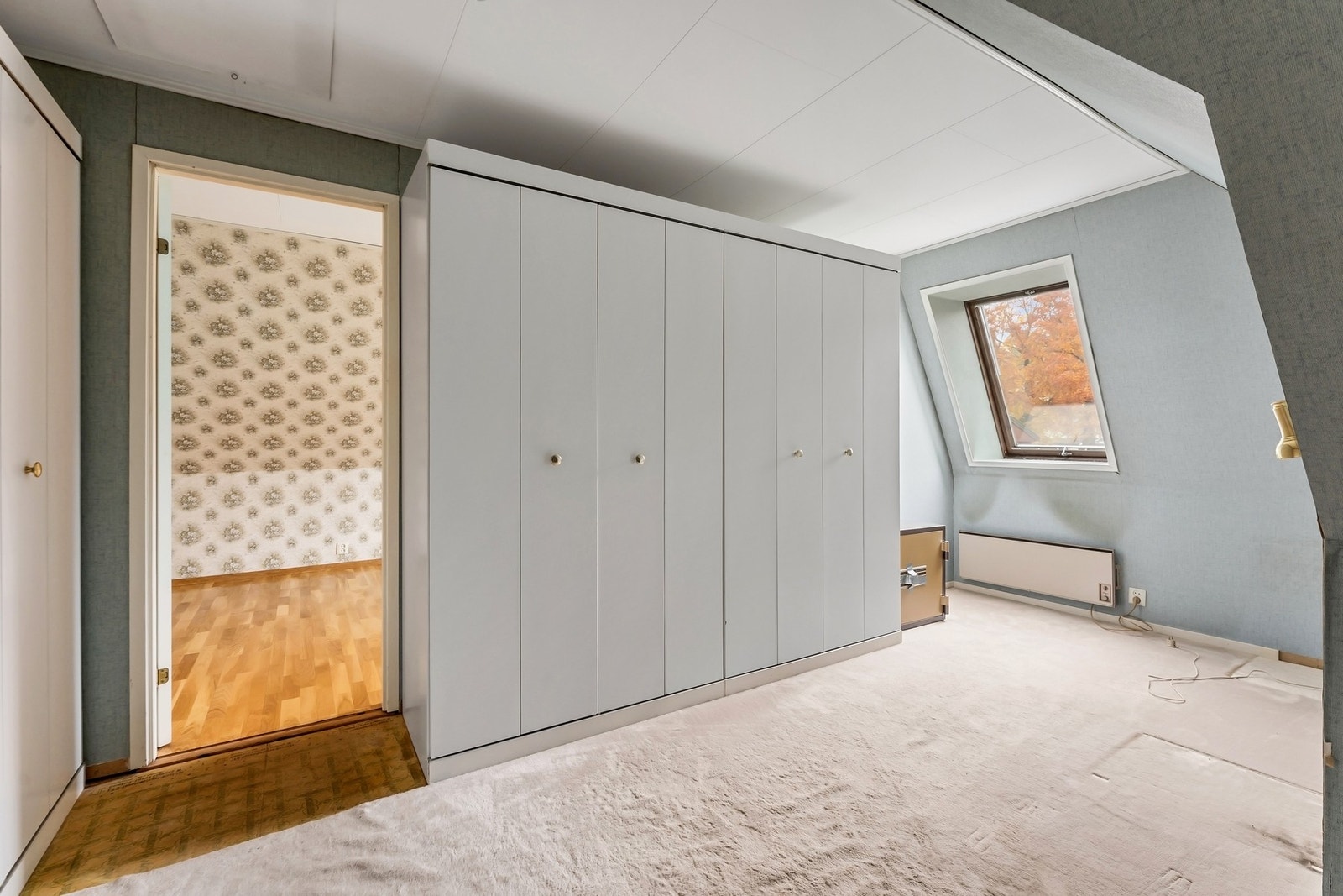 Stort omkledningsrom i tilknytning til hovedsoverommet