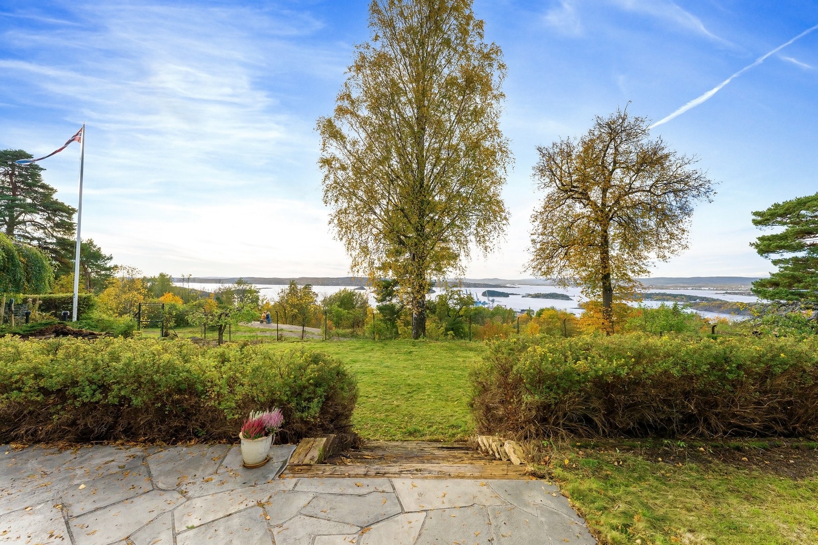 Tomten har en fantastisk utsikt og optimale solforhold