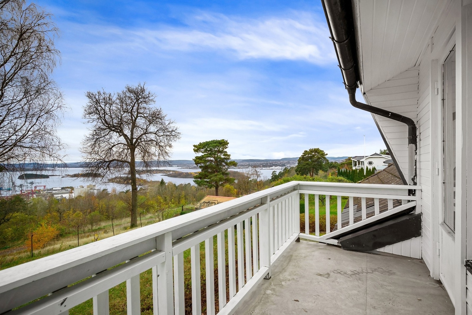 Luftig og frittliggende balkong fjordutsikt og optimale solforhold