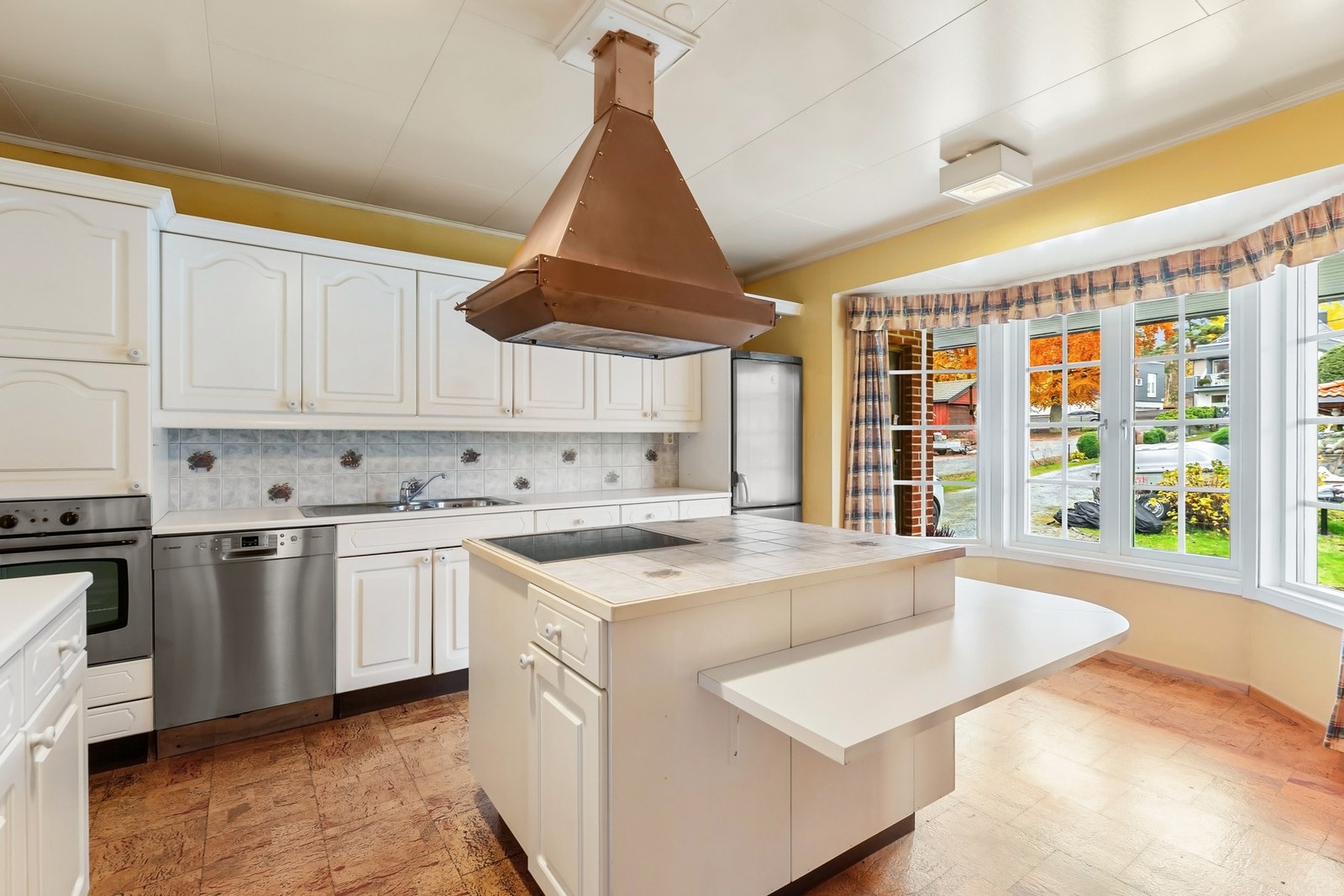 Romslig kjøkken med innredning fra byggeår