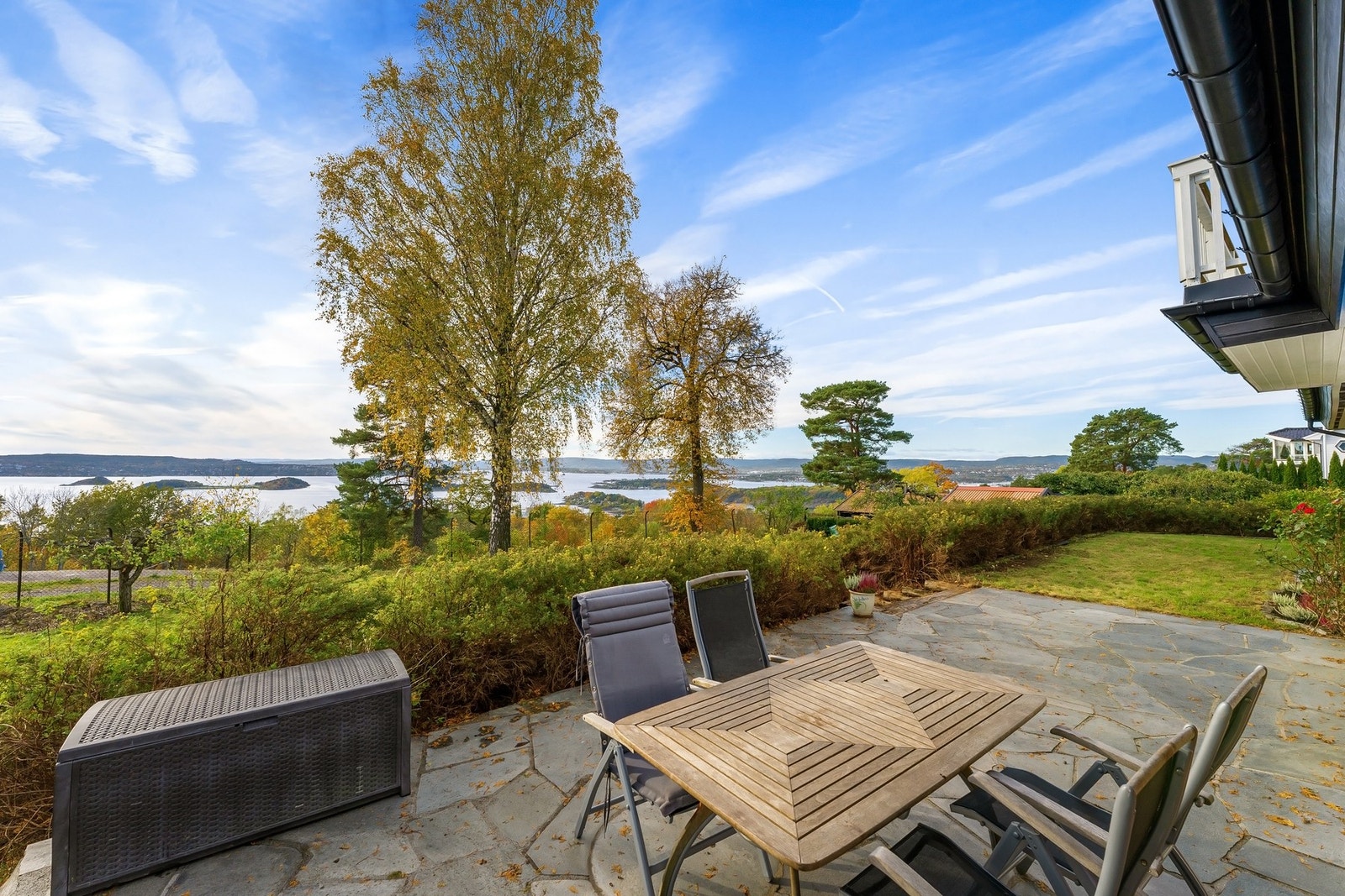 Luftig og fritt beliggende med vidstrakt utsikt