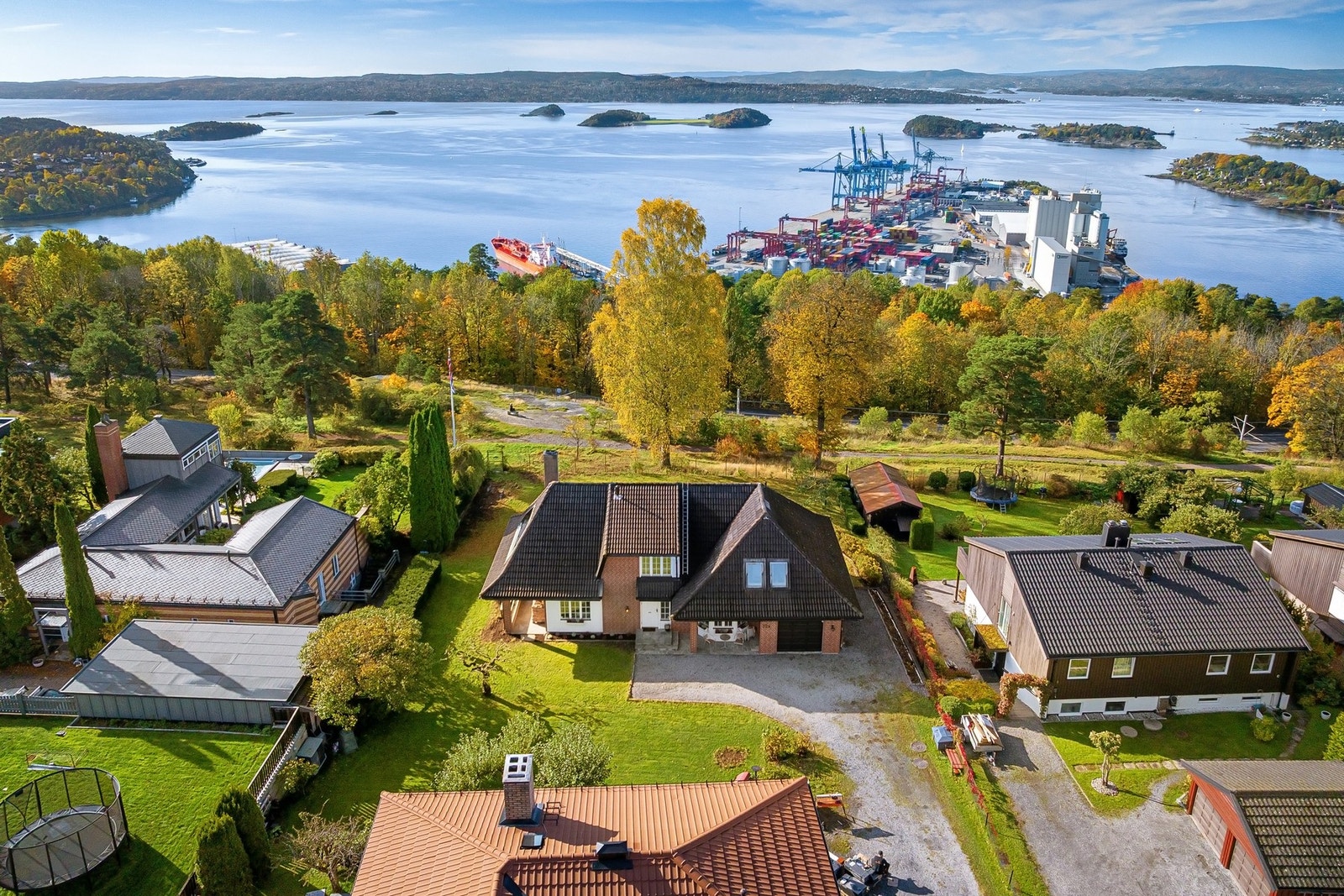 Eiendommen ligger i første rekke mot friområde med vidstrakt utsikt mot fjorden