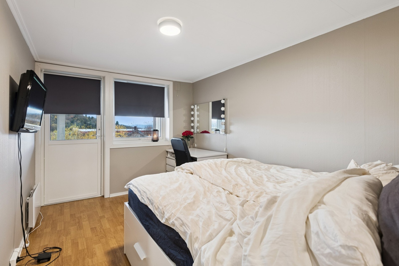 Soverom 1 med utgang til markterrasse og hage. Galleribilde