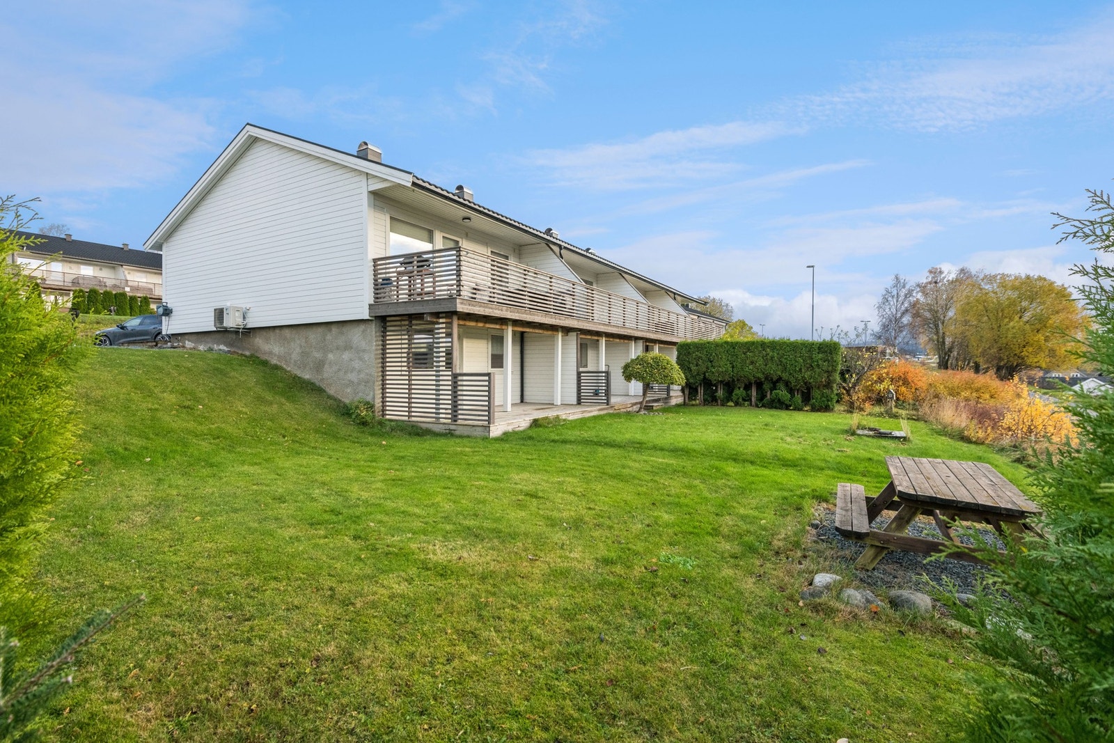 3 roms ende-rekkehus med gode sol- og utsiktsforhold. Utvendig renovert de senere år. Galleribilde