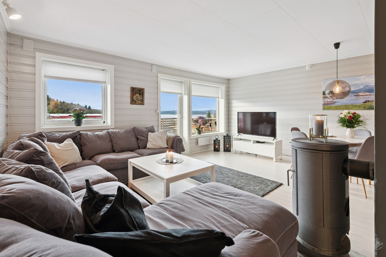 Boligen varmes opp med vedfyring og luft til luft varmepumpe. Galleribilde