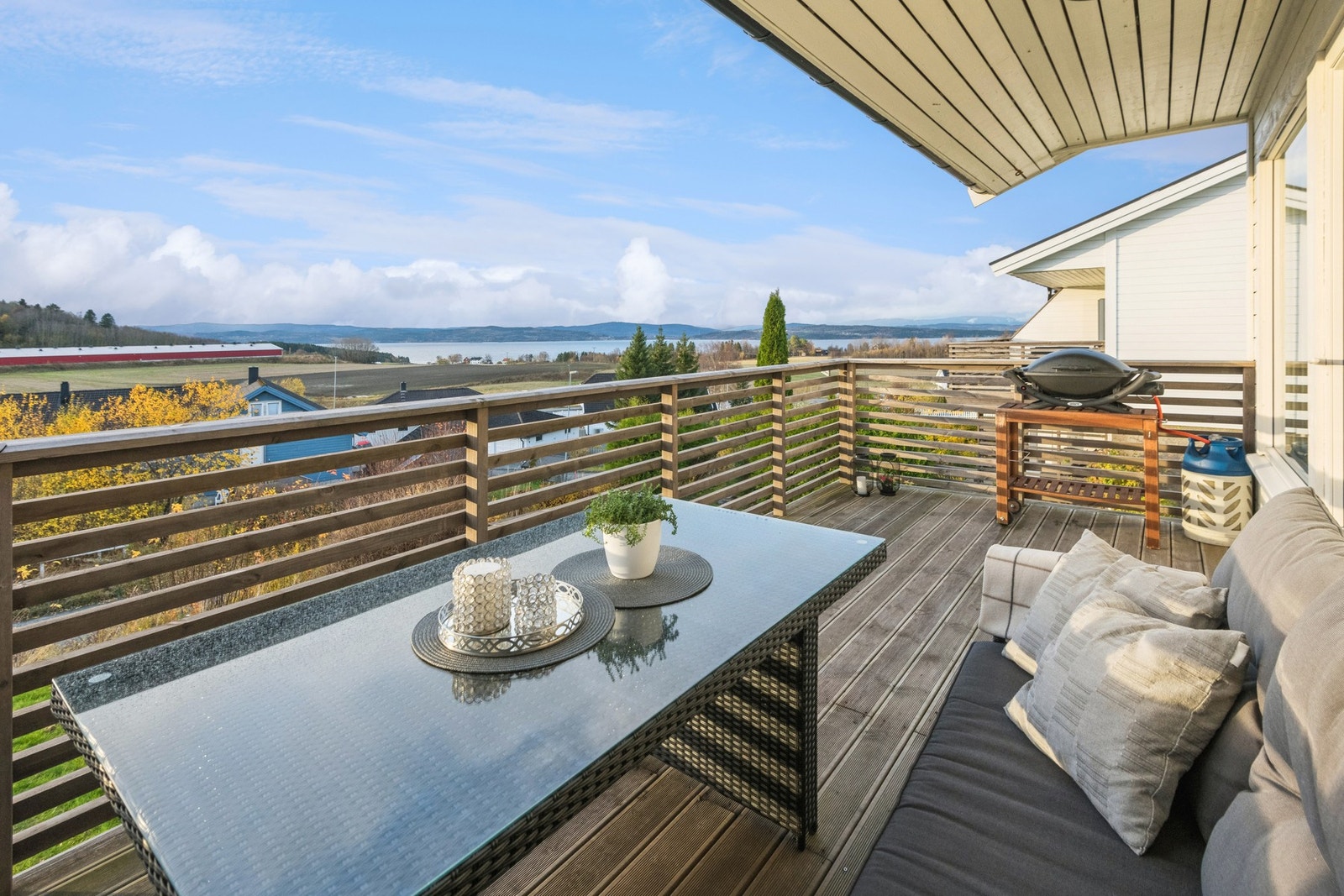 Solrik terrasse med utsikt utover Nesset mot fjorden. Galleribilde