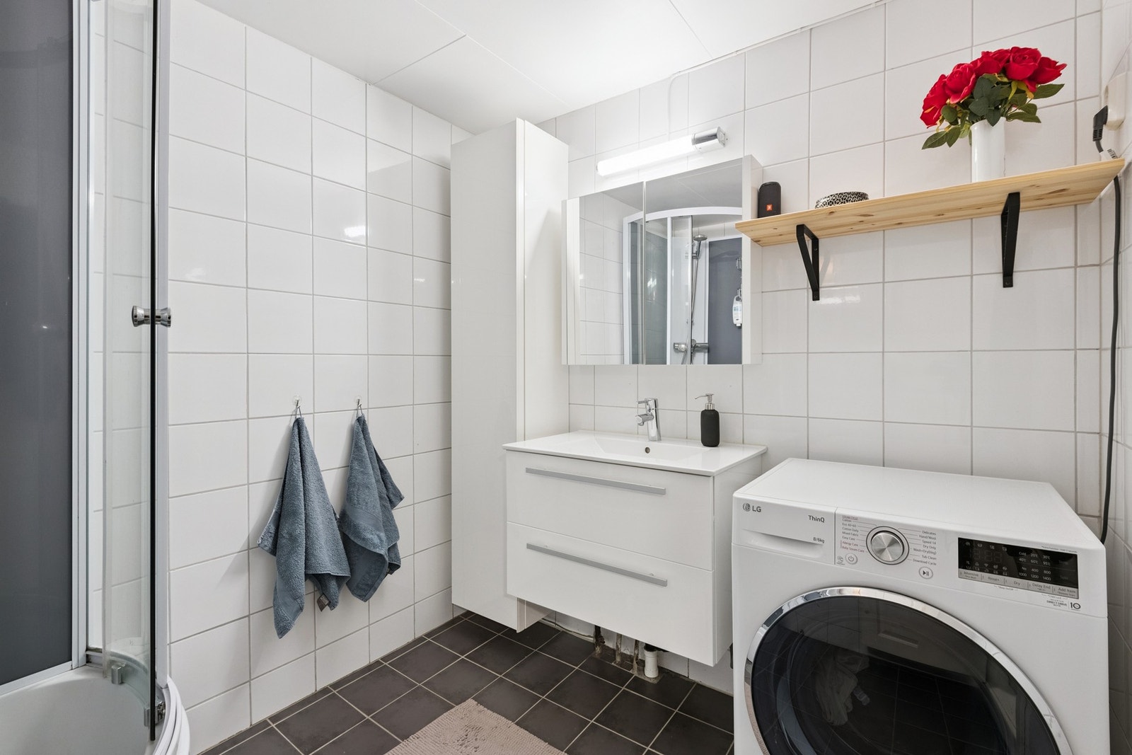 Lyst og fint flislagt bad med varmekabler i gulv. Galleribilde