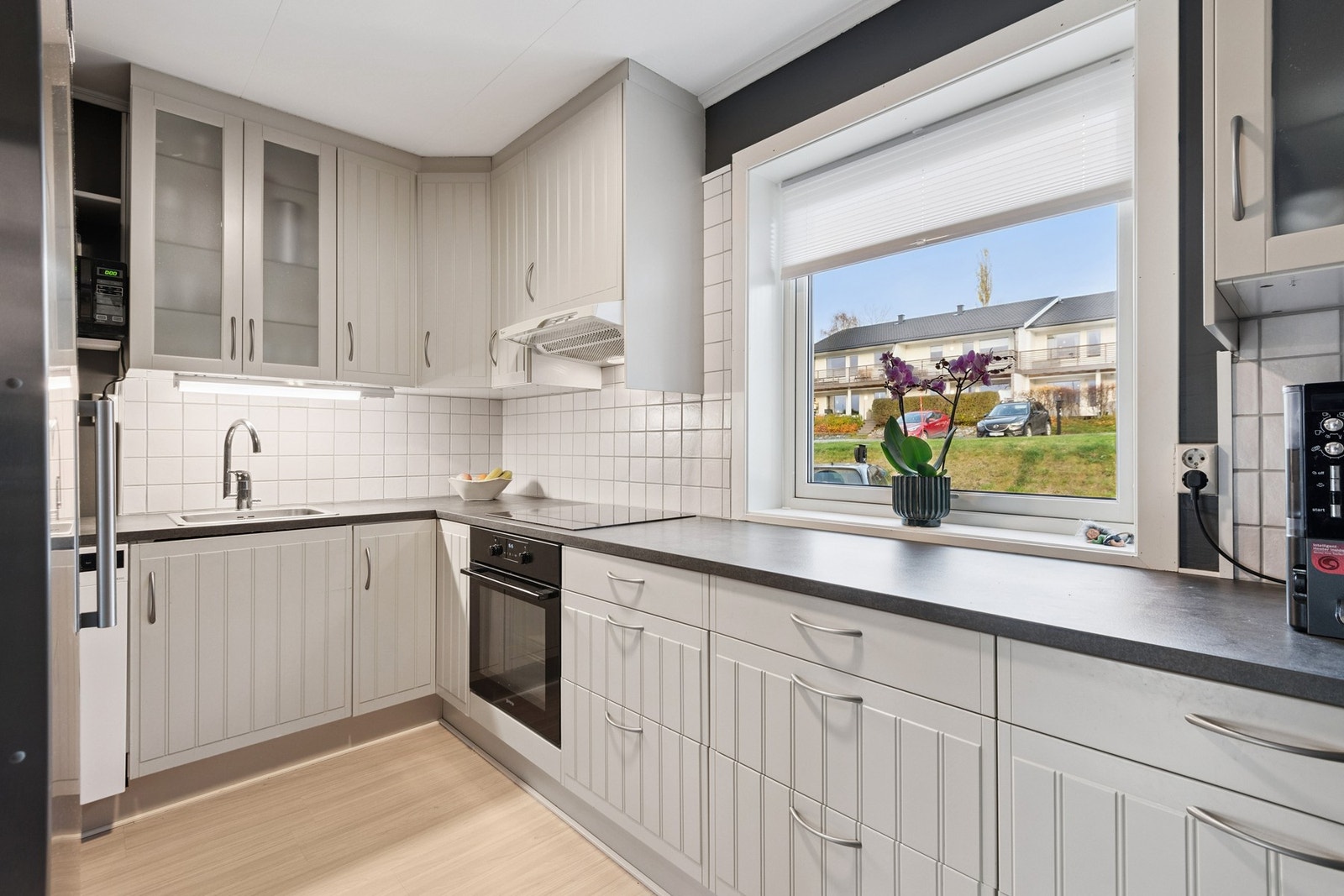 Lyst og pent kjøkken med godt med skap og benkeplass. Galleribilde