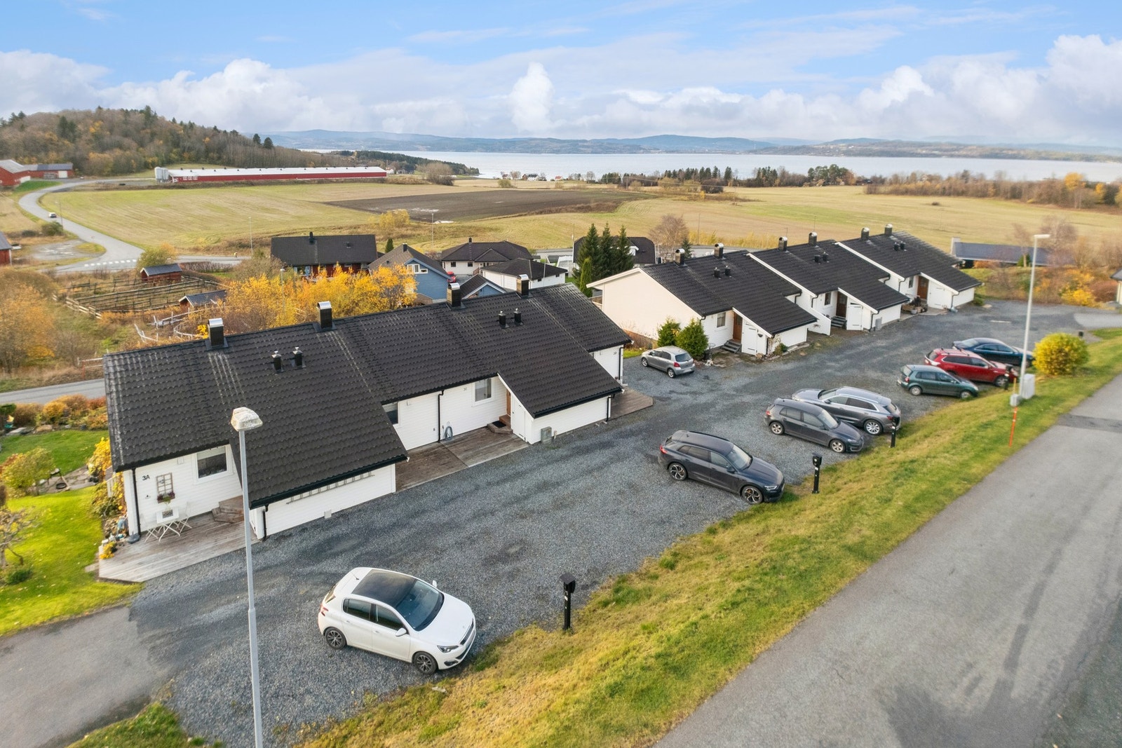 Boligen ligger i gangavstand til barneskole, flere barnehager, idrettsanlegg og matbutikk. Avstand til sentrum er ca 2,5 km. Galleribilde