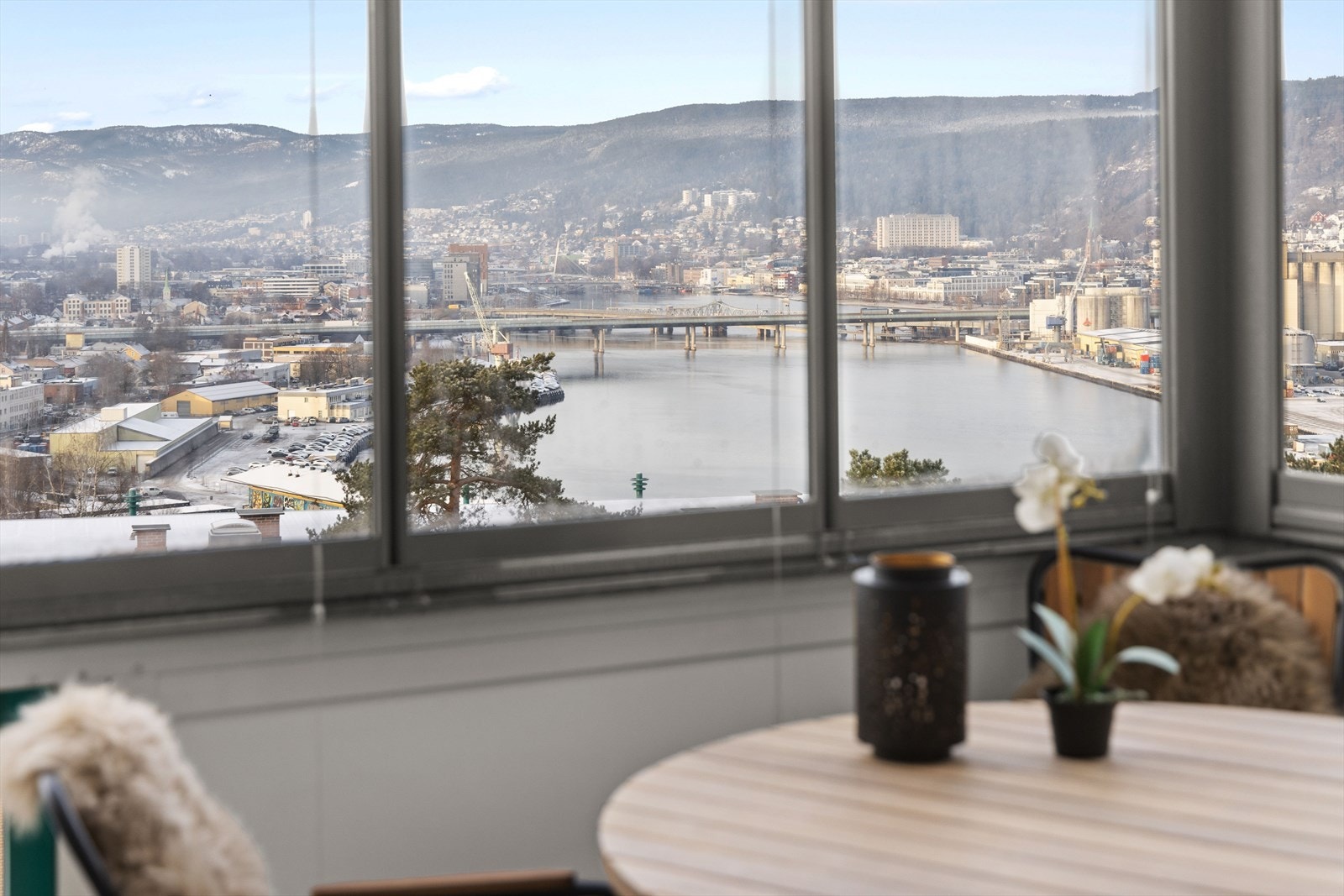 Utsikten og solforholdene fra den innglassede verandaen er helt nydelig Galleribilde