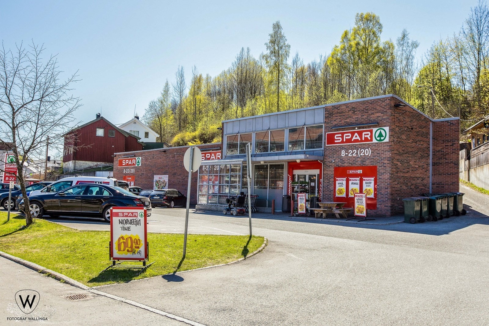 Det er en rekke handelstilbud i nærområdet, herunder Spar Christensen med ferskvare Galleribilde