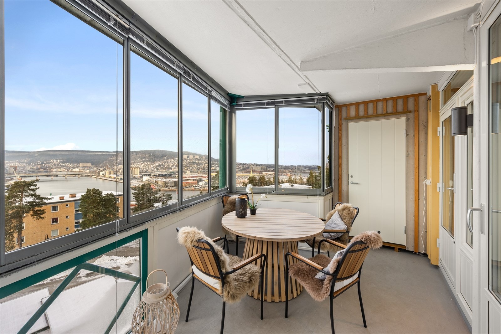 Leiligheten har gode solforhold - med sol inn på kjøkkensiden på morgenen, og nydelig ettermiddag/kveldssol på verandaen Galleribilde