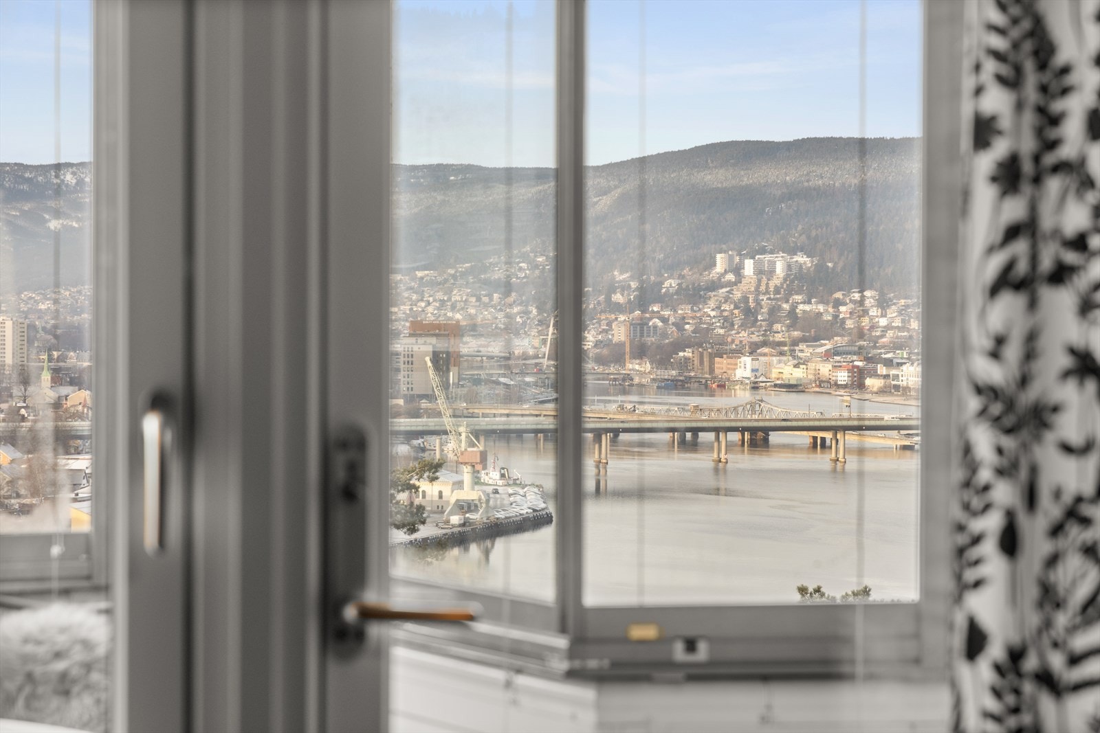 Leiligheten er oppgradert med skyvedør og innglasset veranda Galleribilde