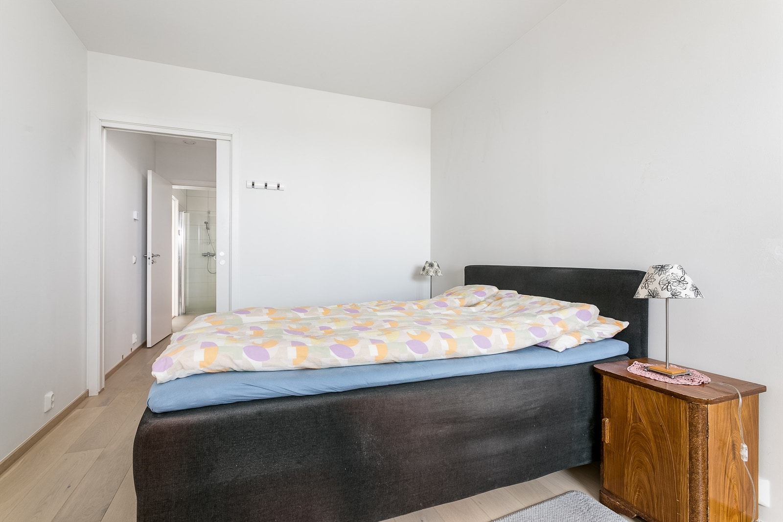 I tillegg til et stort areal har hovedsoverommet kvaliteten av tilknyttet walk-in closet som igjen er forbundet med badet. Galleribilde