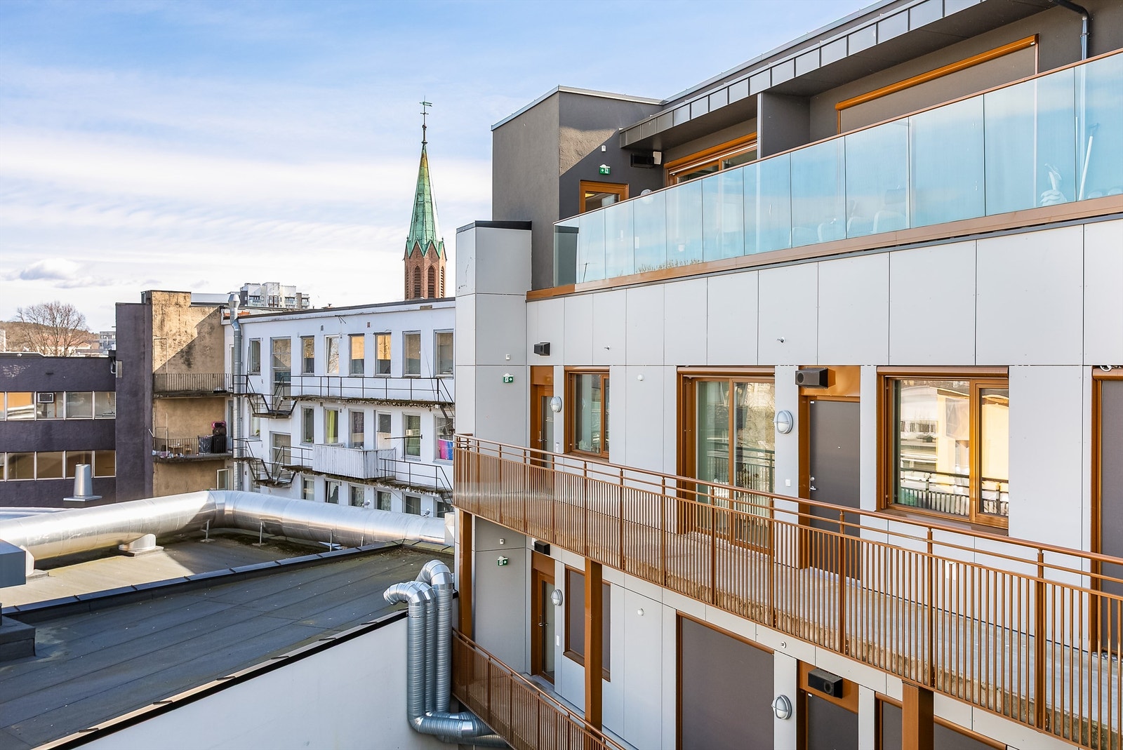 Siden leiligheten ligger nest nærmest enden, er det knapt forbipasserende på svalgangen. Galleribilde