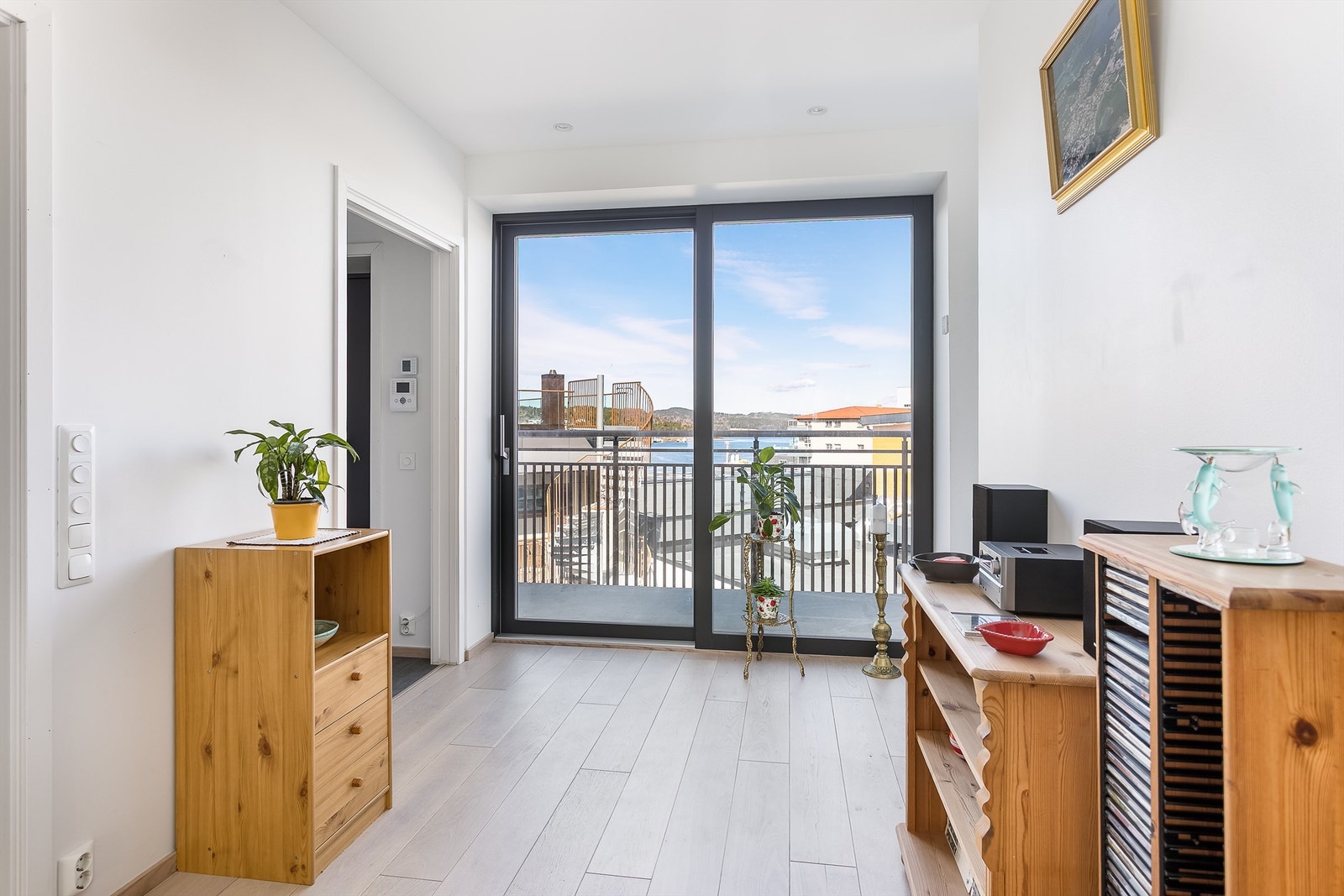 Stuens nordre side har skyve-/hevedøren som kan åpnes mot svalgangen. Galleribilde