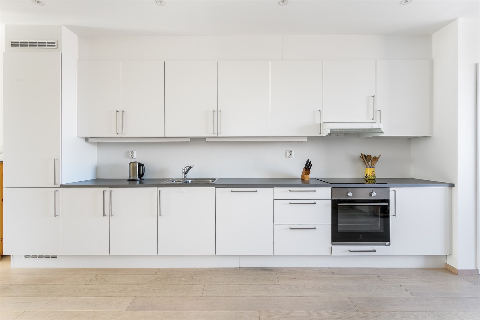 Bruksvennlig kjøkkeninnredning med både stilren fremtoning og mange oppbevaringsmuligheter for utstyr til daglig bruk Galleribilde