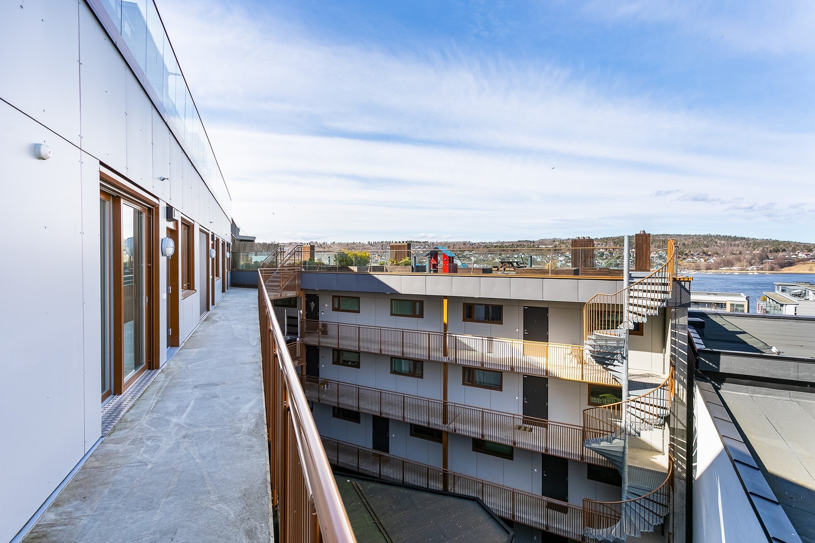 Fra leiligheten er det svært enkel tilgang og kun få meter bort til sameiet store felles takterrasse Galleribilde