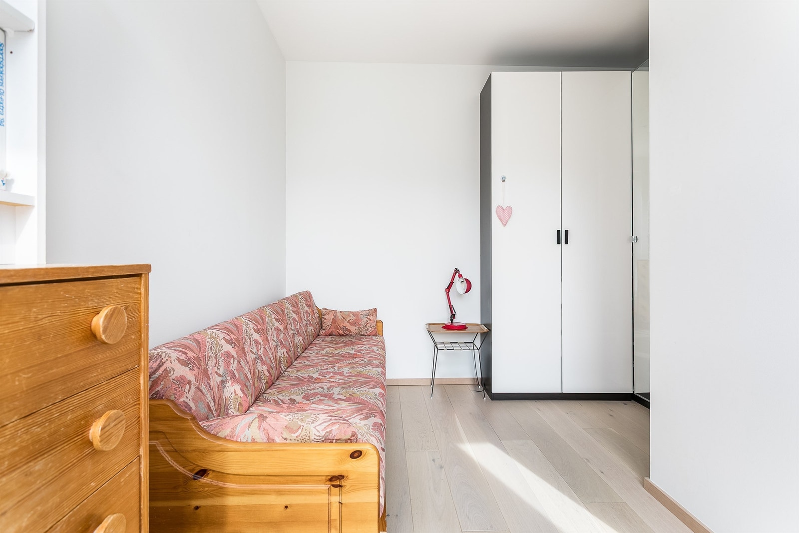 Leilighetens to soverom er orientert i hver sin retning, dette på ca. 9 kvm. er av god størrelse som barne-/gjesterom og tilknyttet stuen. Galleribilde