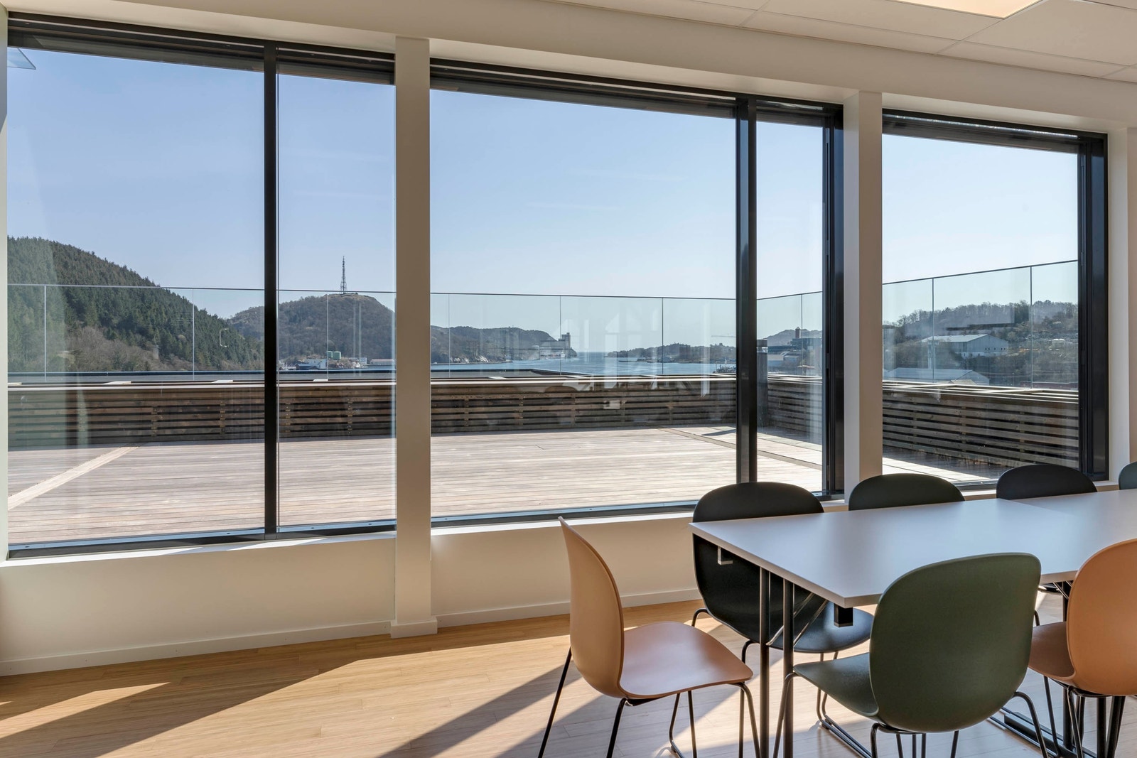 Kantinen - spis lunsj med flott utsikt Galleribilde