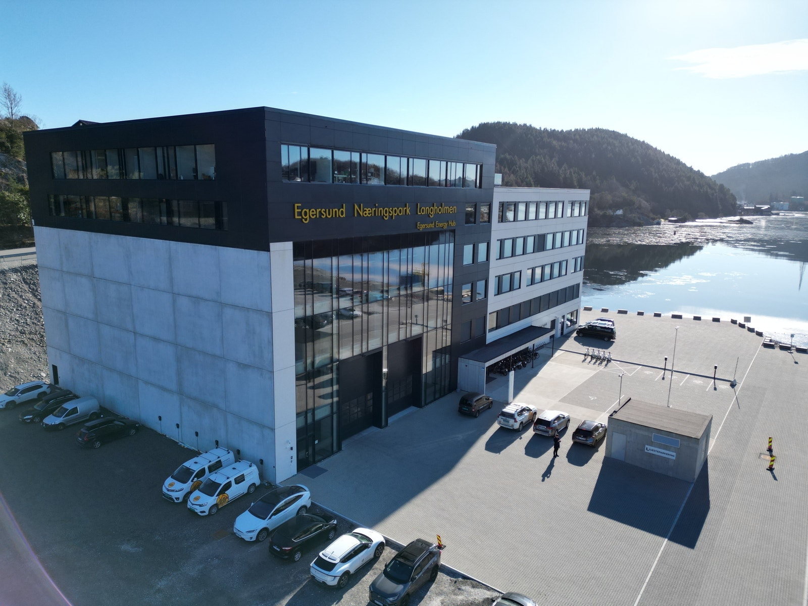 Det er god parkeringsdekning på bygget Galleribilde