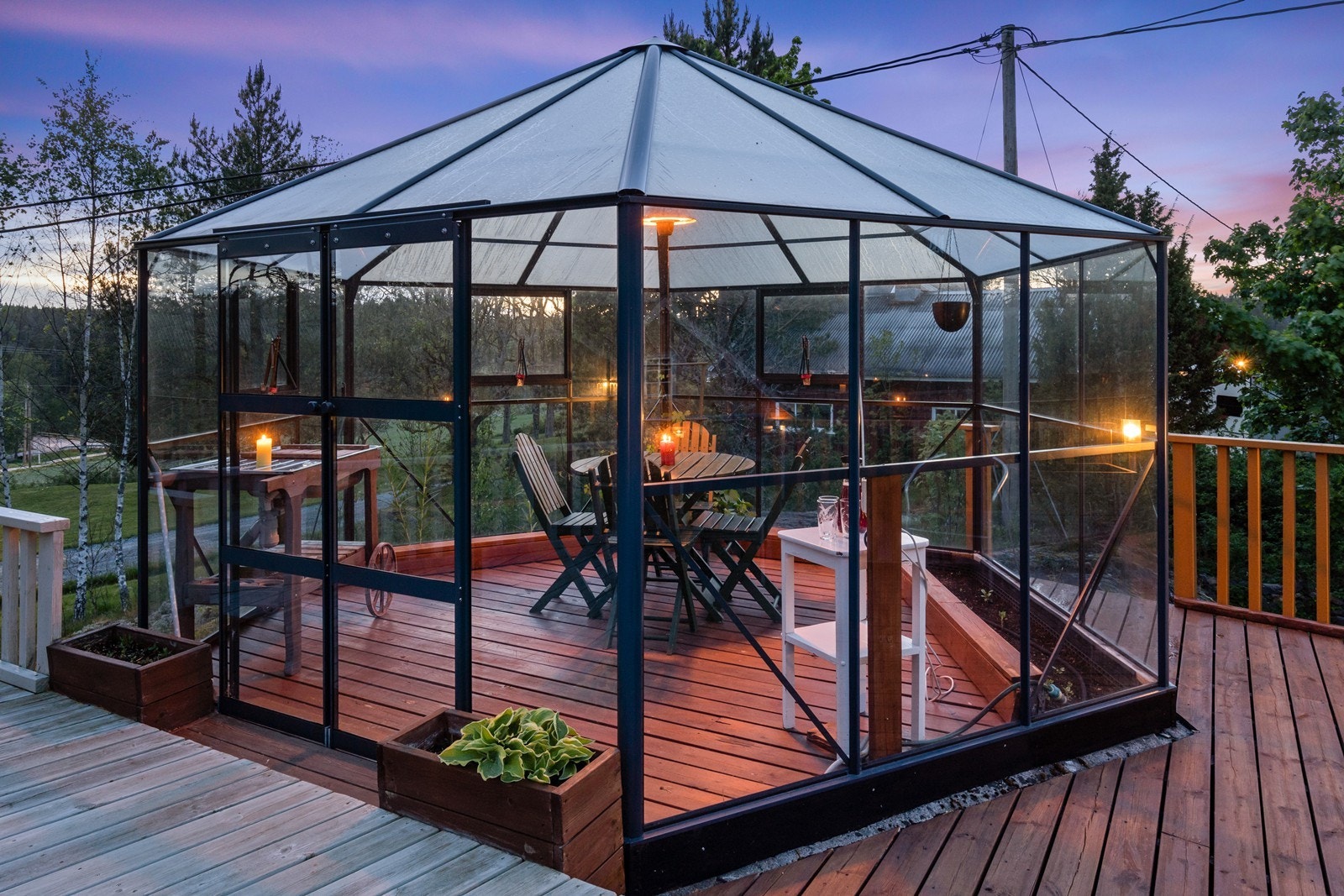 Lysthus fra 2021 - perfekt for sene sommerkvelder og hyggelige sammenkomster. Galleribilde