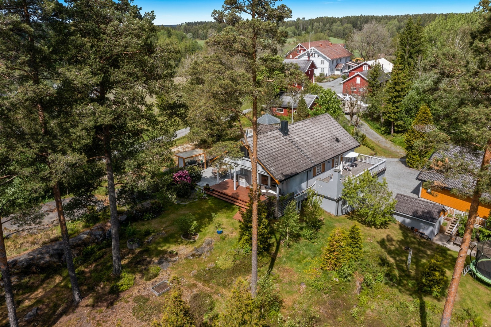 Utsikt mot frodige omgivelser og flott naturtomt. Galleribilde