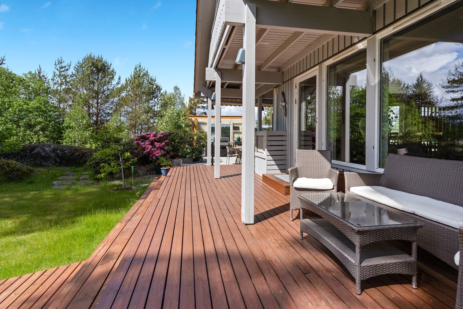 Skjermet beliggenhet med lite innsyn og gode solforhold hele dagen. Galleribilde